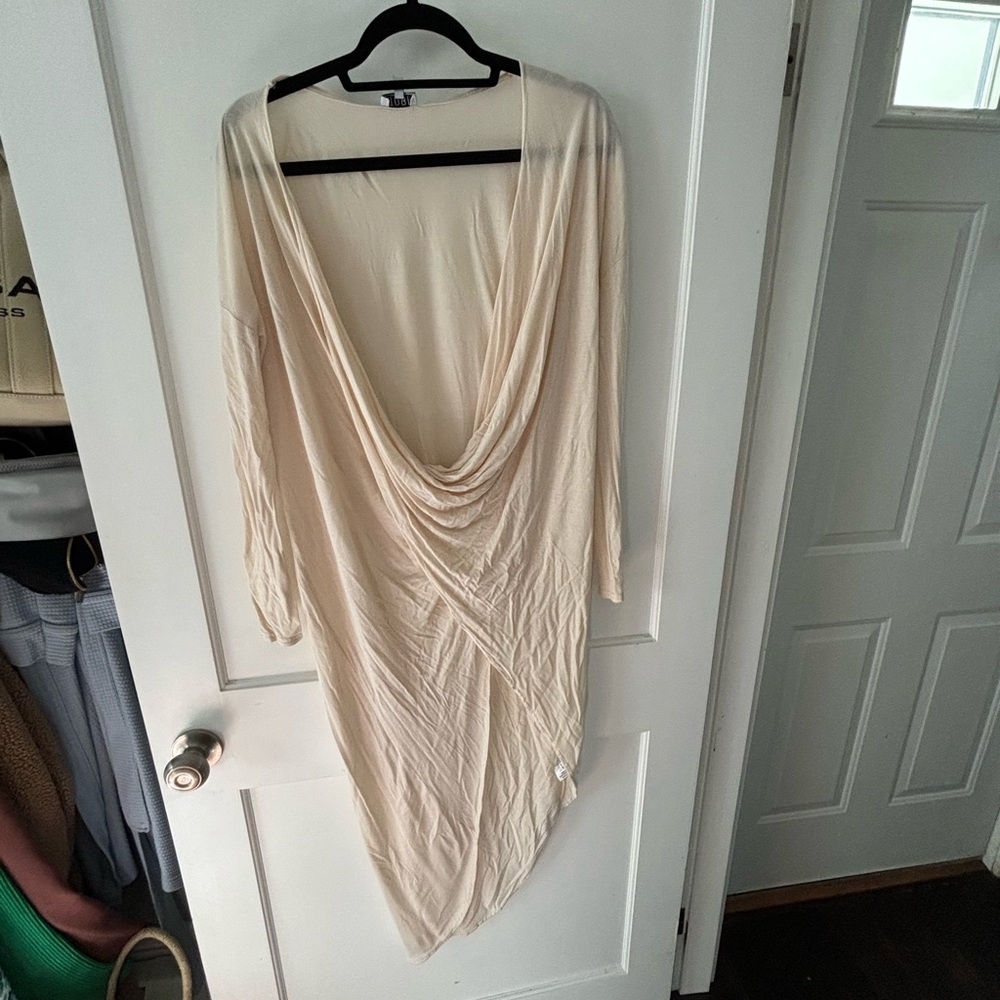 TOBI shall sweater very lightweight perfect for fall size small